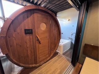 当館は天然シベリア杉を使用したバレルサウナを全室に設置