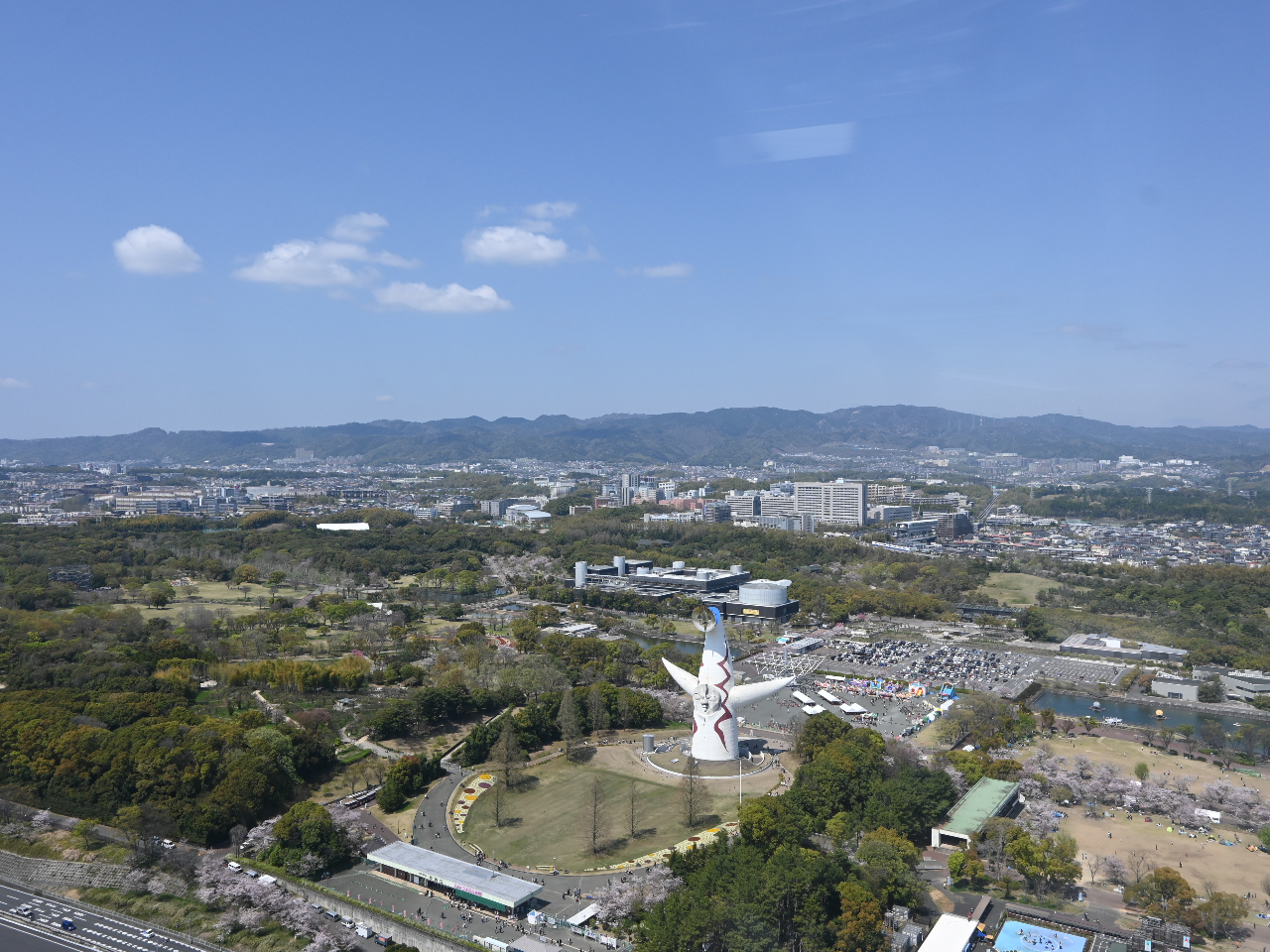 E~cdԂ 40 قǂ֗̕ȏꏊɂȂAG߂̉ԁX̍s͂{ 뉀ȂǁALȎRg߂Ɋ邱Ƃł܂B