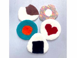 縦横約15cmサイズのミニミニラグです。