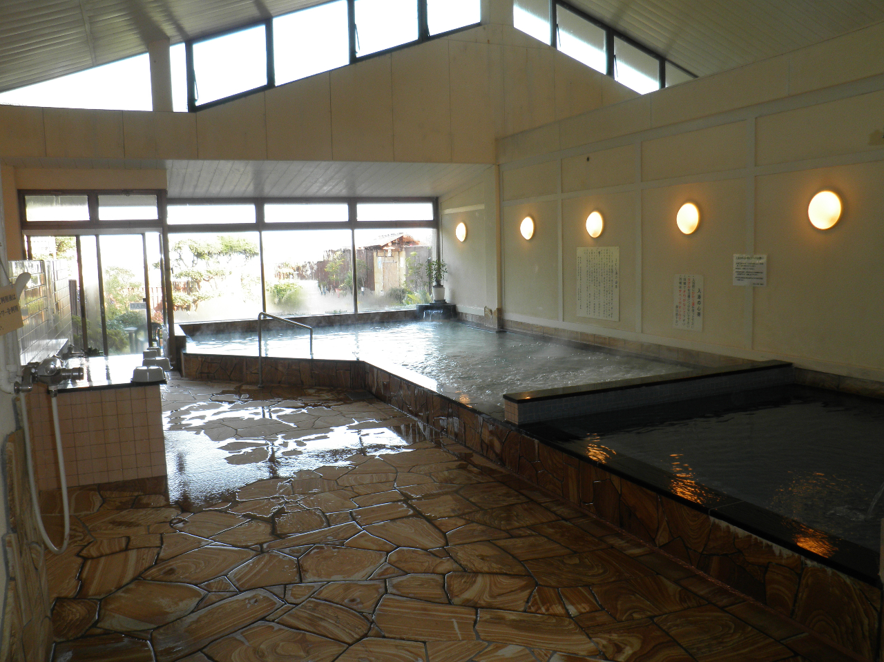 大浴場(左) 水風呂(右)