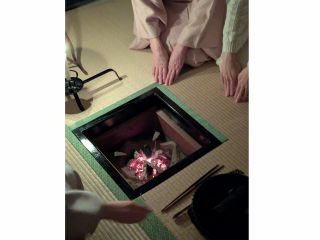 これは「夜ばなし茶事」といってローソクの灯のもと、幽玄の世界にいざなわれる人気の茶事です。なかなか夜だと難しいでしょうから、暗幕を張って昼間に行なっています。