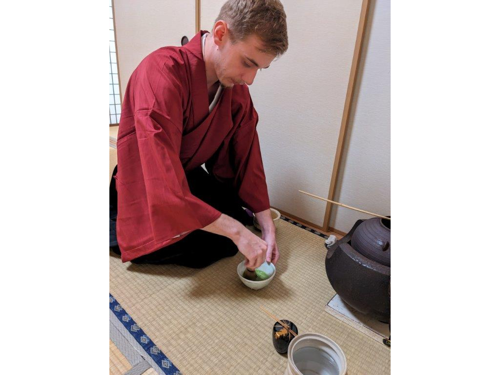 ドイツからの留学生さん。日本文化に興味を持ち、赤い着物と袴を買いそろえての参加です。好奇心から質問も飛び交い、周囲の人たちとも良い交流が生まれました。