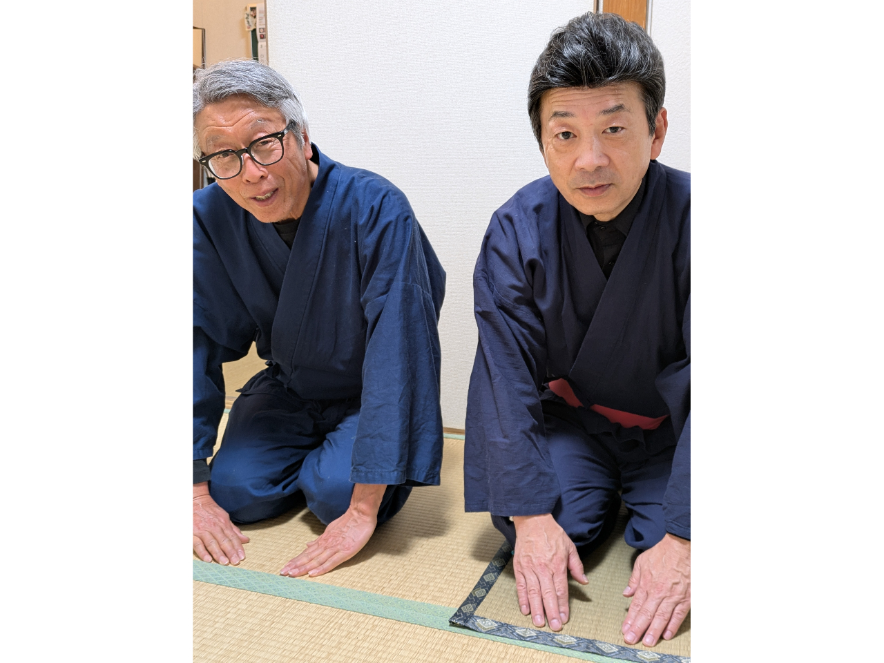 ようこそ!茶道裏千家の茶名を持つ私たちがサポートいたします。実は僕たちも足がしびれます。でも穴掘り席があるから大丈夫。ご一緒に楽しみましょう。