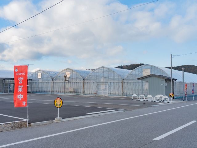 アスファルトの駐車場16台完備。大型バスも駐車可能です