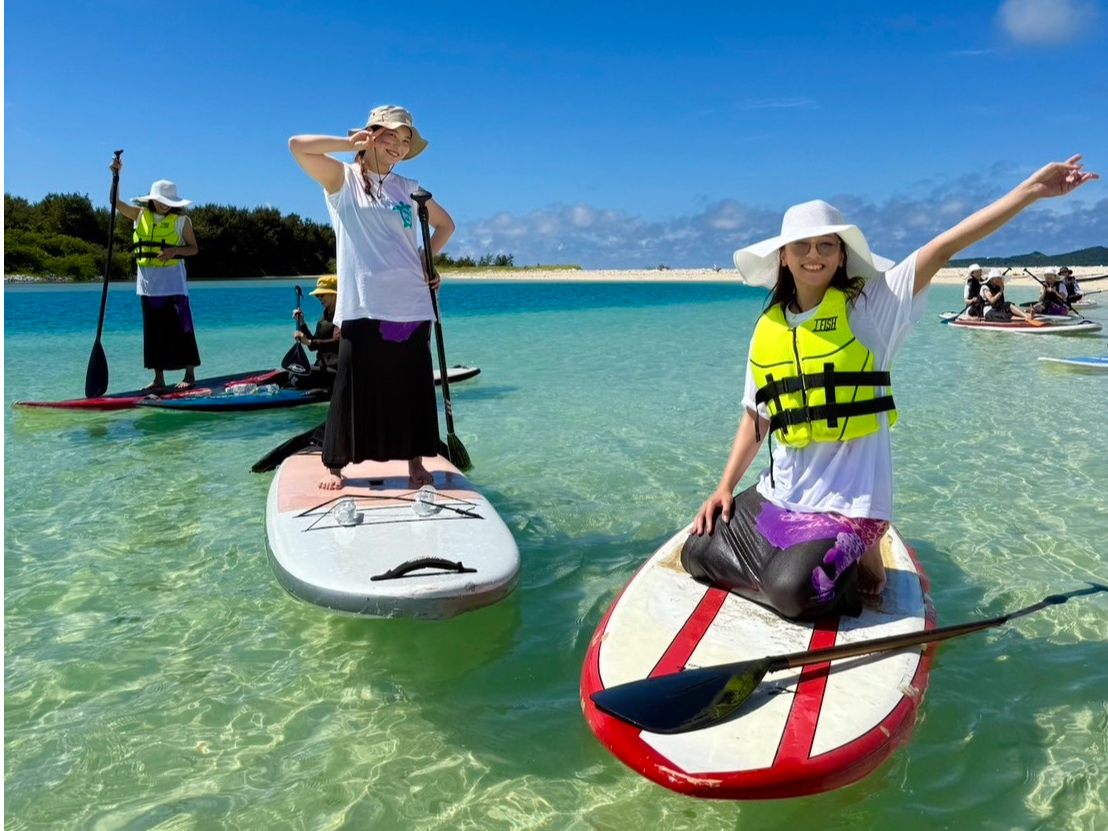 みんなでワイワイSUP体験♪透明な海で最高の時間をお過ごしください!
