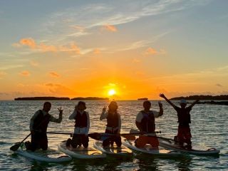 家族旅行にピッタリ!初心者でも大丈夫なサップで、久米島の朝日を満喫