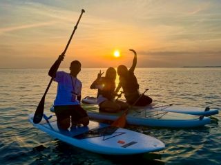 幻想的な夕焼けを背景に、家族や友人と特別なサンセットSUP体験を満喫!