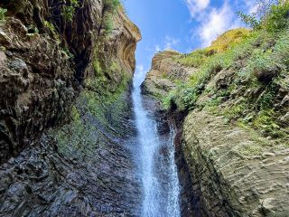 ガイド同行でのみ行ける秘境の滝。切り立つ渓谷を抜けた先に現れる、迫力満点の絶景スポットです。