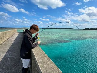 久米島の釣れるポイントへご案内♪