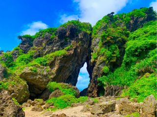 久米島の絶景スポット「ミーフガー」!ダイナミックな自然を間近で感じられます♪