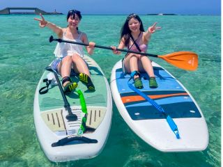 奇跡の透明度!久米島ブルーの海でSUP体験中♪初心者でも安心サポートで楽しめます!