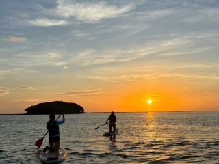 幻想的な朝焼けの中をゆったりクルージング。静かな海に沈む夕日をSUPの上から贅沢に楽しめます♪