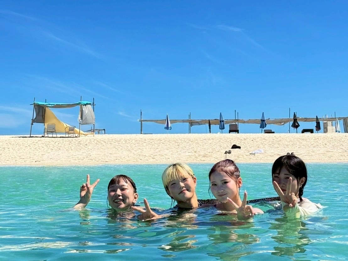 �^�����ȍ��l�w�͂Ă̕l�x���o�b�N�ɁA��������̎ʐ^���B��܂�