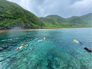 ダイナミックな岩場の地形とカラフルな熱帯魚たちが広がる水中の世界。神秘的なシュノーケルスポットを体感できます!