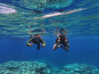 久米島の自然を体全体で受ける、自然に囲まれてのシュノーケリング