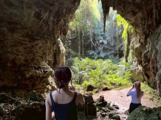 神秘的な光が差し込むヤジャーガマへご案内。久米島の大自然を感じられる人気スポット。