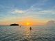 朝焼けに染まる久米島の海を広く見渡せる絶景ポイントへ。