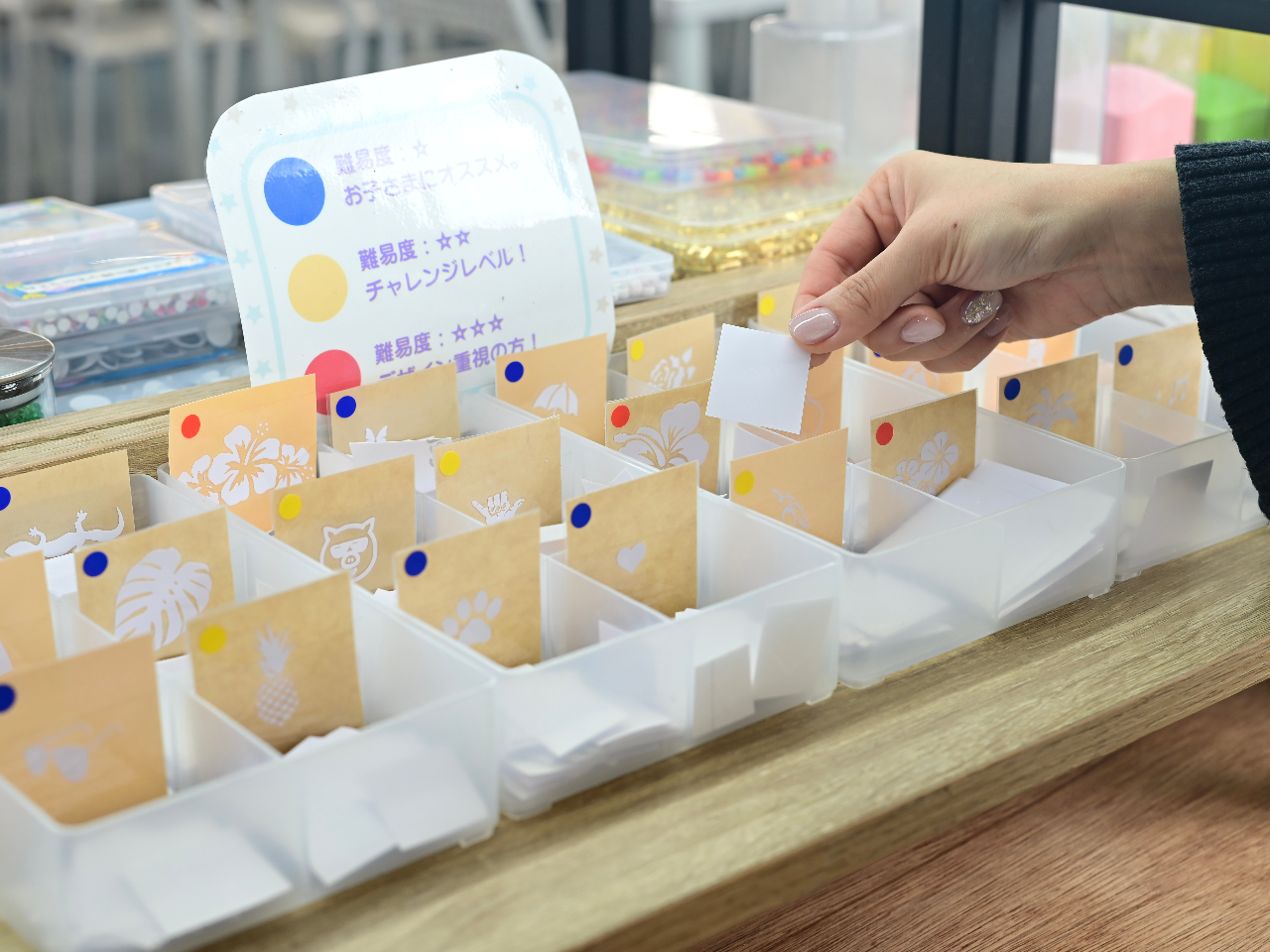 ��ޖL�x�ȃf�U�C���x�[�X�X�e�b�J�[��I�т܂���