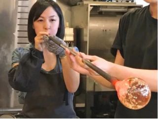 那覇の中心街で本格吹きガラス体験♪