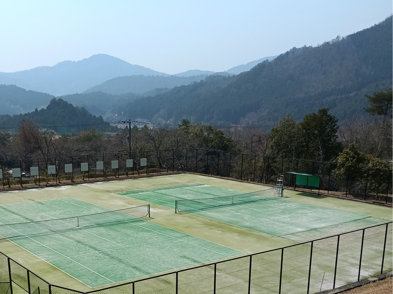 サイト内にテニスコート2面 能勢温泉にて当日要予約