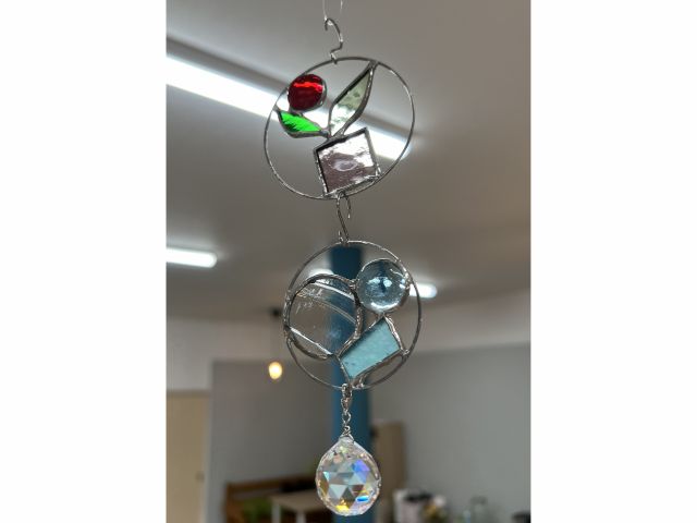 ステンドグラス輪っかのサンキャッチャーペア体験の完成品になります。