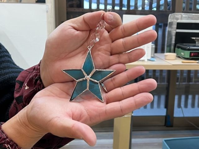 ステンドグラスお星様のオーナメント体験のお客様の完成品です。