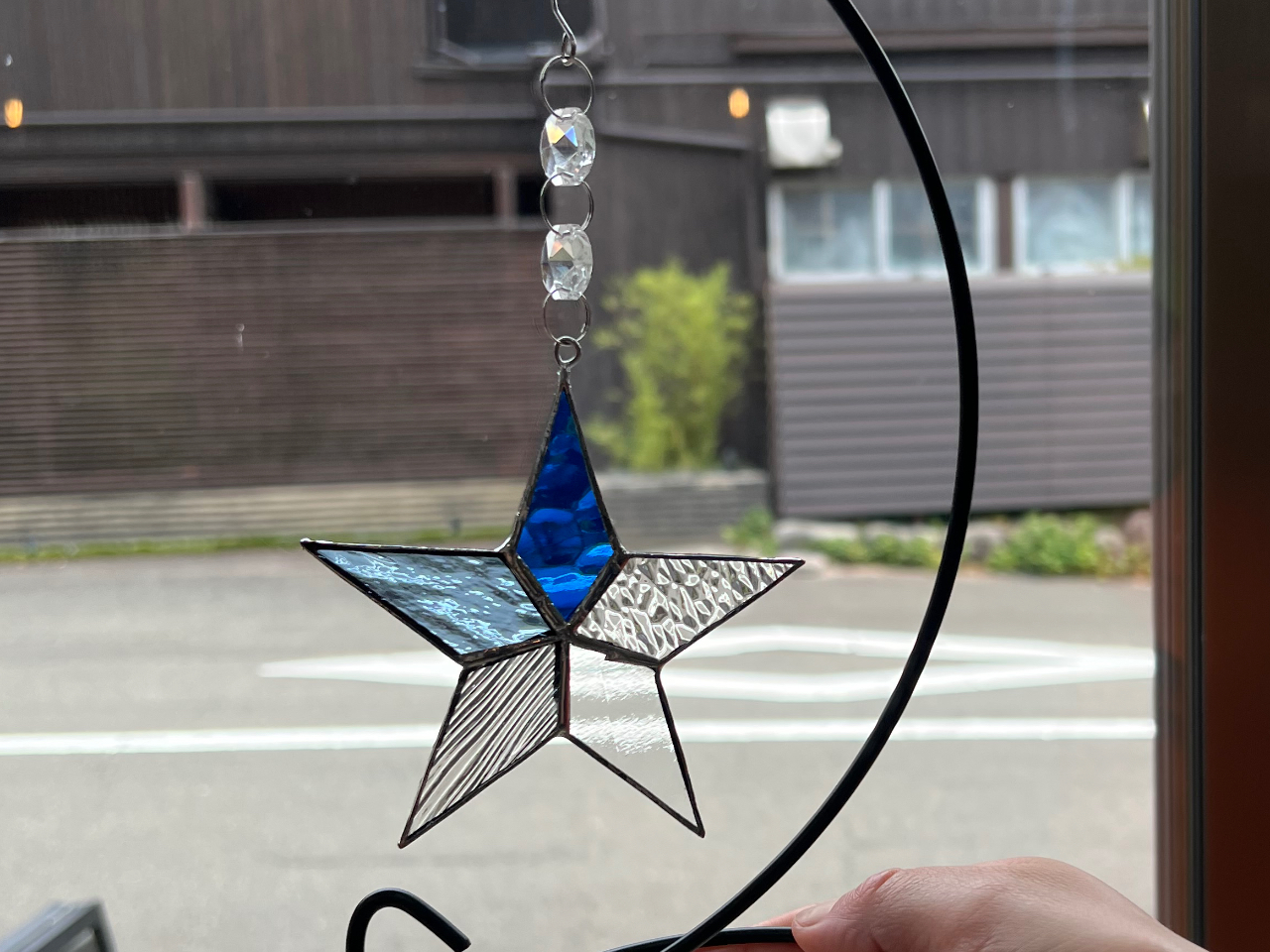 カットされたガラスのピースを組み合わせて、お星さまのオーナメントを作ります