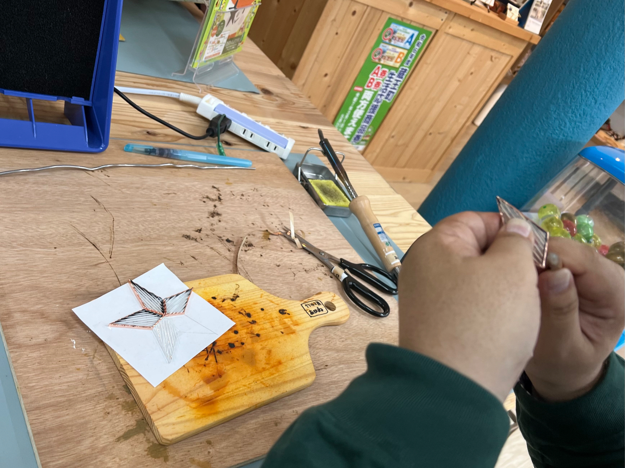 ガラスピースに銅の接着テープを巻く作業をします