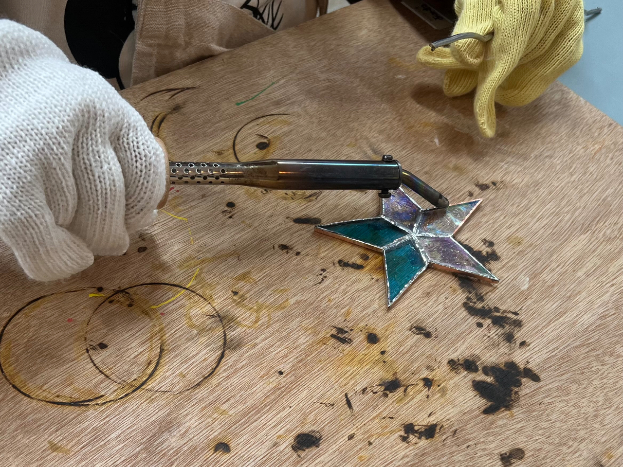 テープを巻き終えたら、ハンダこてを使ってハンダでガラスのピースを星型にくっつけていきます