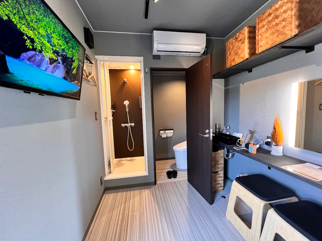 2棟のみの各お部屋には、サウナ室をはじめ、シャワールーム、トイレ、パウダースペース、TV(YouTube/Netflix視聴可、地上波視聴不可)、エアコン完備