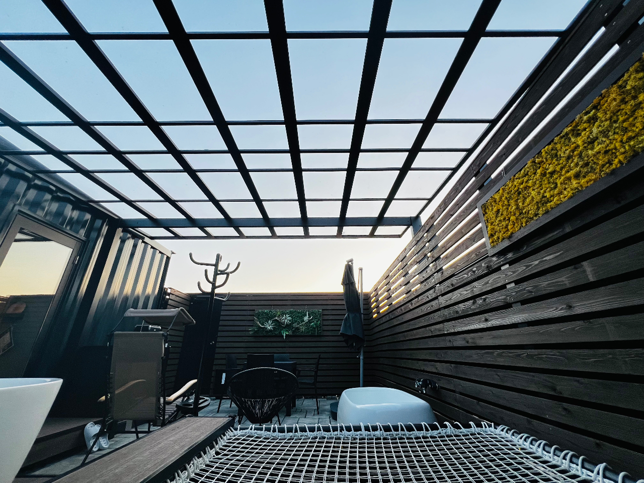 常設のハンモック“ととのいネット”にごろん♪と。外気浴は屋根付きで雨の日でも安心して楽しめます^^