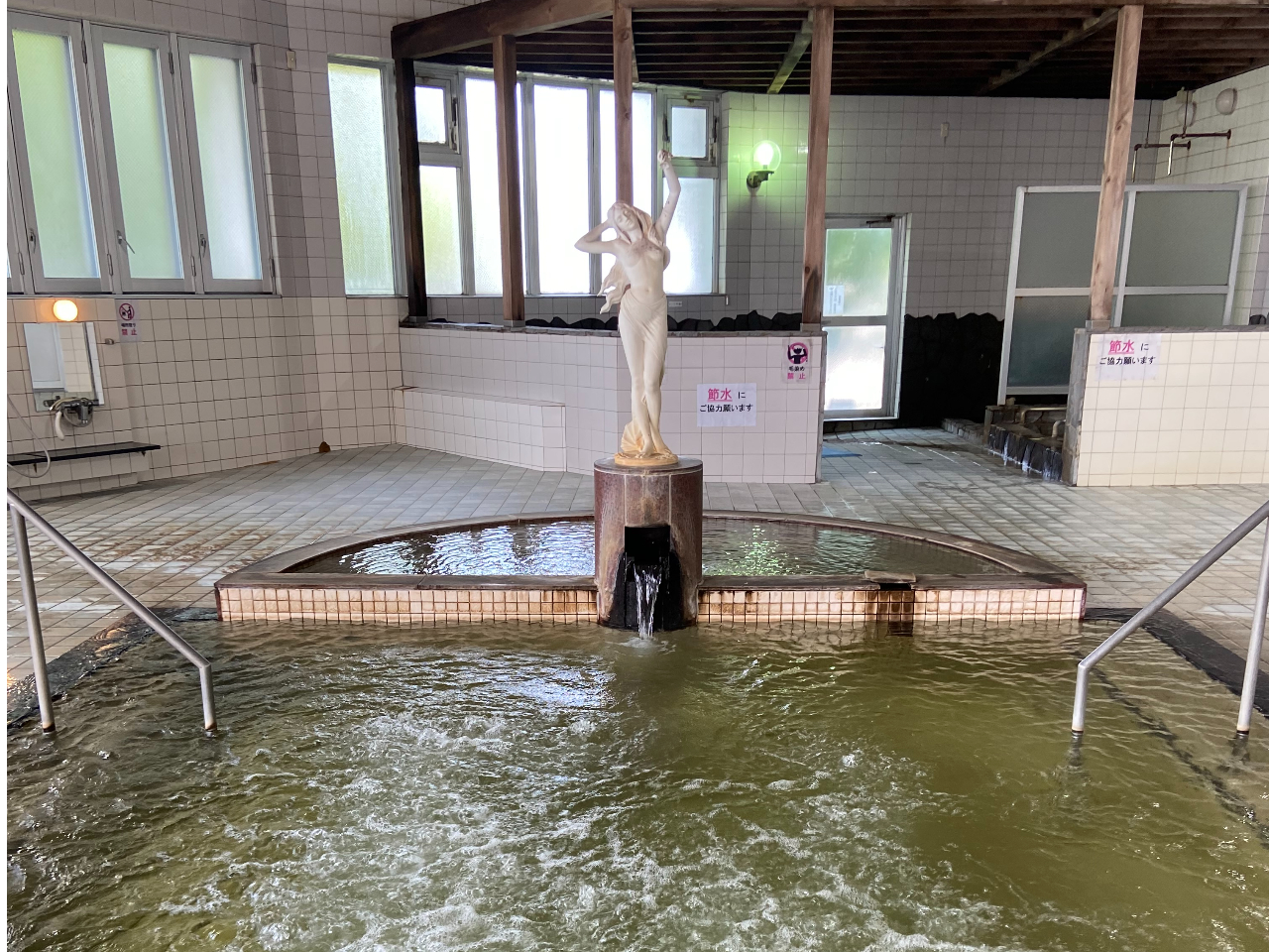 源泉かけ流しの広々とした泡風呂、キリッと熱い熱湯。