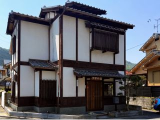 陶芸をするために建てられた、おもむきのある古民家風施設