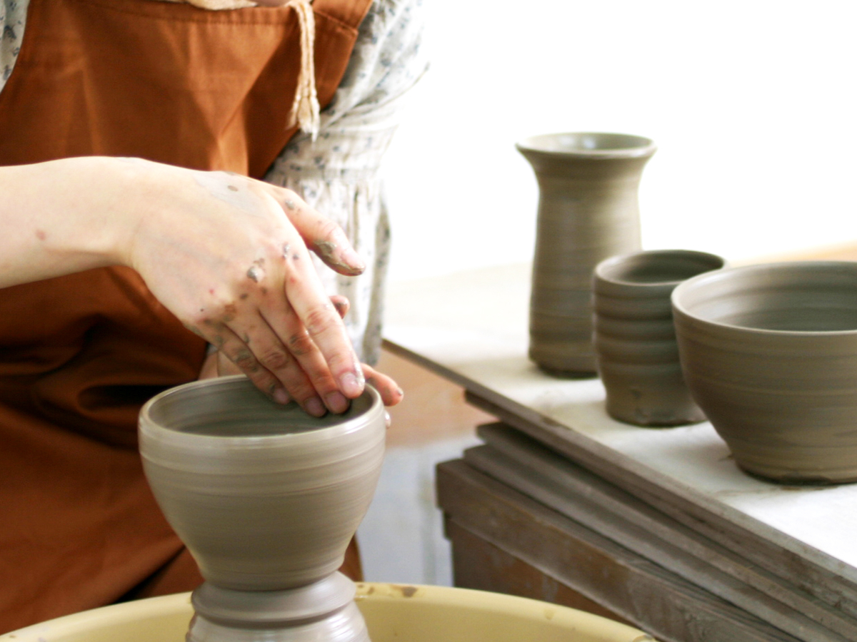 はじめての方でも楽しくろくろ体験ができます。スタッフが作品作りのお手伝いをさせていただきます。