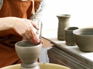 はじめての方でも楽しくろくろ体験ができます。スタッフが作品作りのお手伝いをさせていただきます。