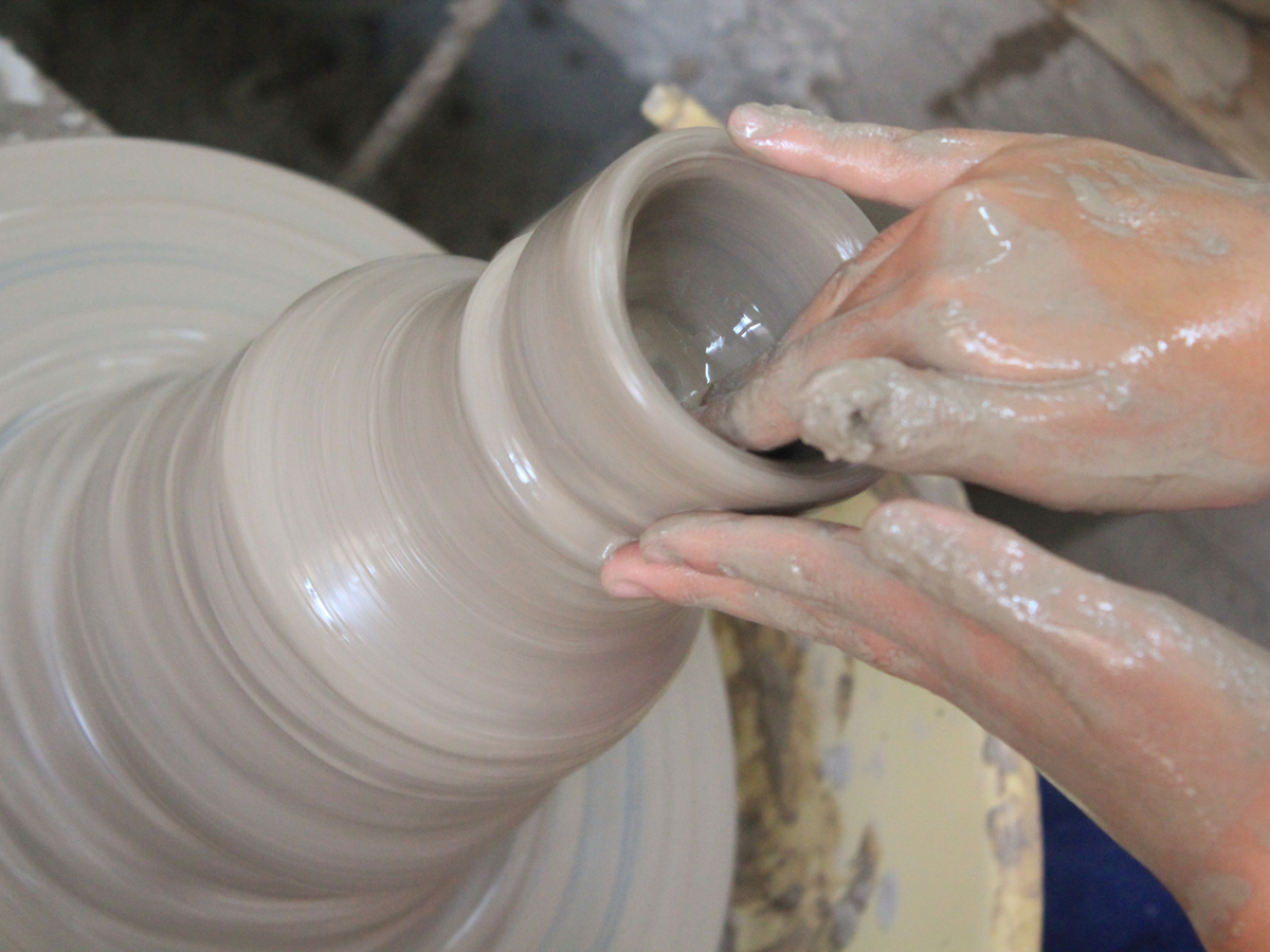 すべすべで気持ちよい陶芸ろくろ体験。お水を粘土にこまめにつけると、摩擦力がなくなり上手に作る事ができます。