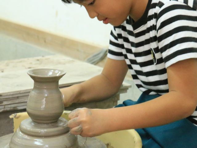 出来上がったら、糸で切ります。少し曲がっても大丈夫です。下の部分は、後日スタッフが削り作業をしてキレイに仕上げます。