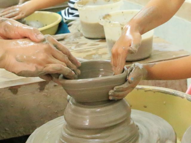 失敗しそうになってもご安心ください。スタッフが常におりますので、作品作りのお手伝いをさせていただきます。