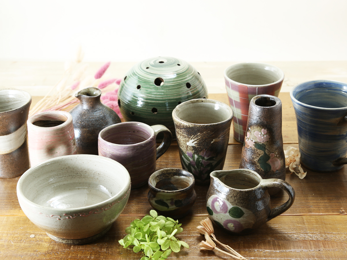 ろくろ体験後、焼きあげる作品を選んでいただきます。その時に、絵付けもお選びいただけます。いろいろな絵柄のサンプルがございますので当日ご覧ください。