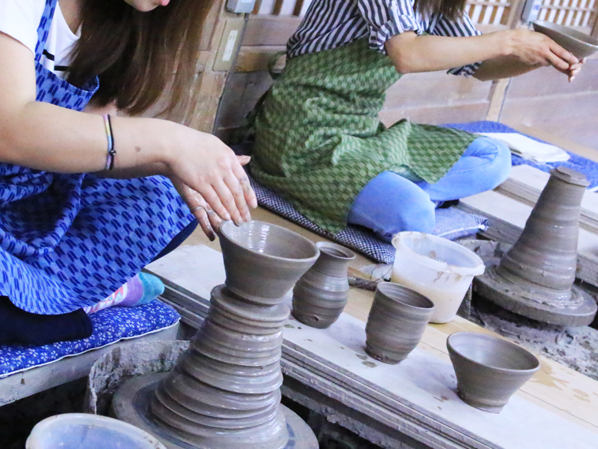 女子会の楽しいイベントとしても大人気の陶芸ろくろ体験。時間内、粘土は使い放題なので、どんどんチャレンジできます。時間を忘れて、つい夢中に…。