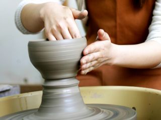 はじめての方でも楽しくろくろ体験ができます。スタッフが作品作りのお手伝いをさせていただきます。