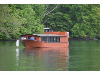 湖面に浮かぶ船上から望む十和田湖の絶景