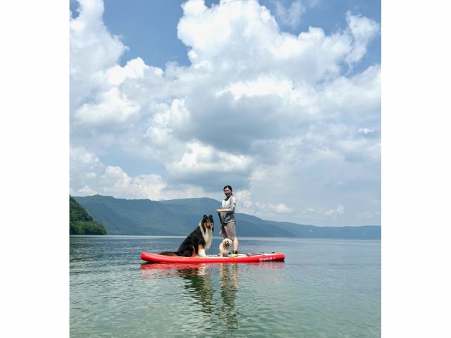 四季の風景を眺めながら、ワンちゃんと並んでSUPを楽しめる贅沢体験