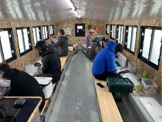 「暖房のきいたドーム船で、ゆったり座ってワカサギ釣り。冬とは思えない快適さ。」