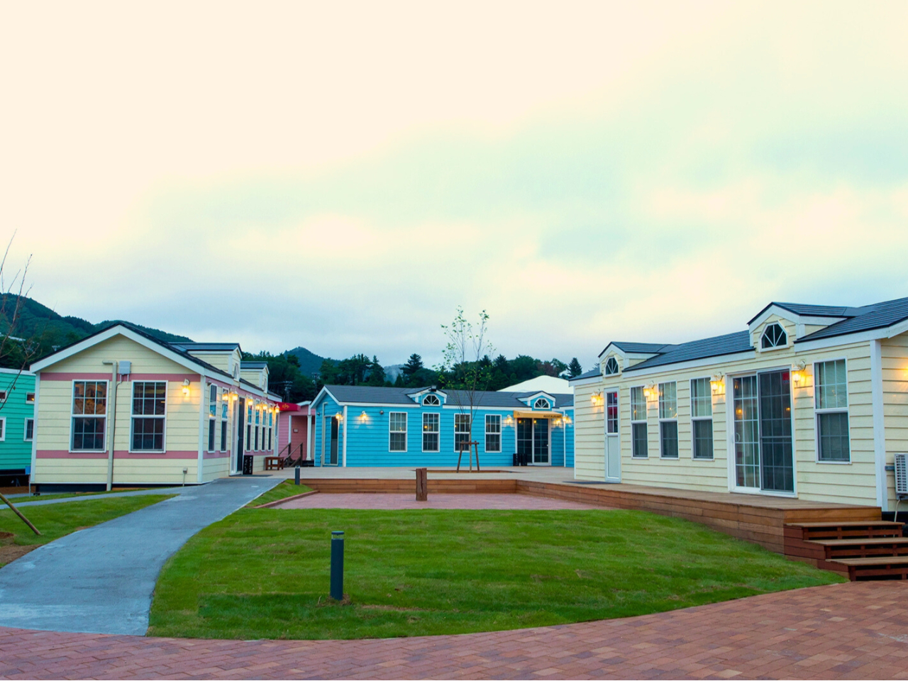 �ٍ��̂悤�ȕ��͋C�̃g���[���[�n�E�X�r���b�W�B