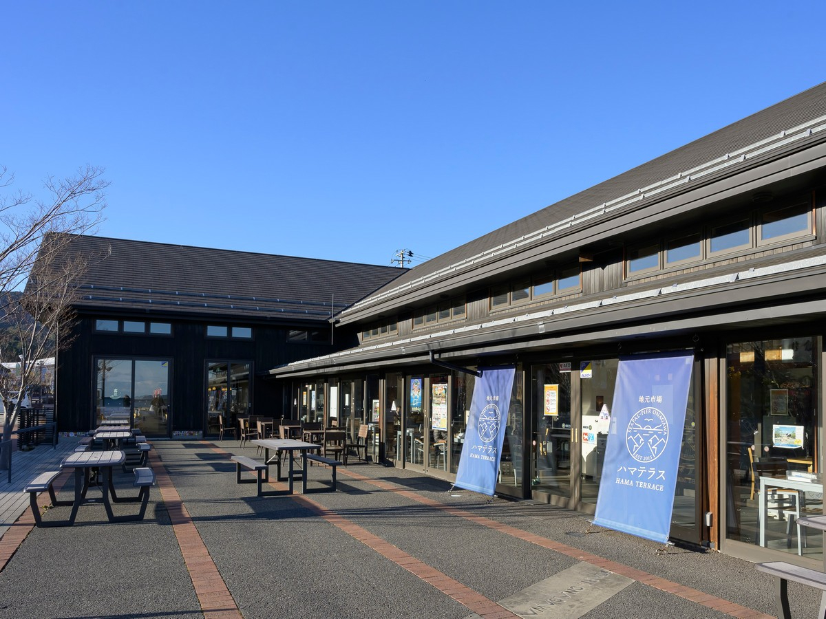 �k��3���̓��̉w���Ȃ���u�n���s��n�}�e���X�v����̐V�N�ȊC�N�H�ނȂǂ̍w���ɕ֗���