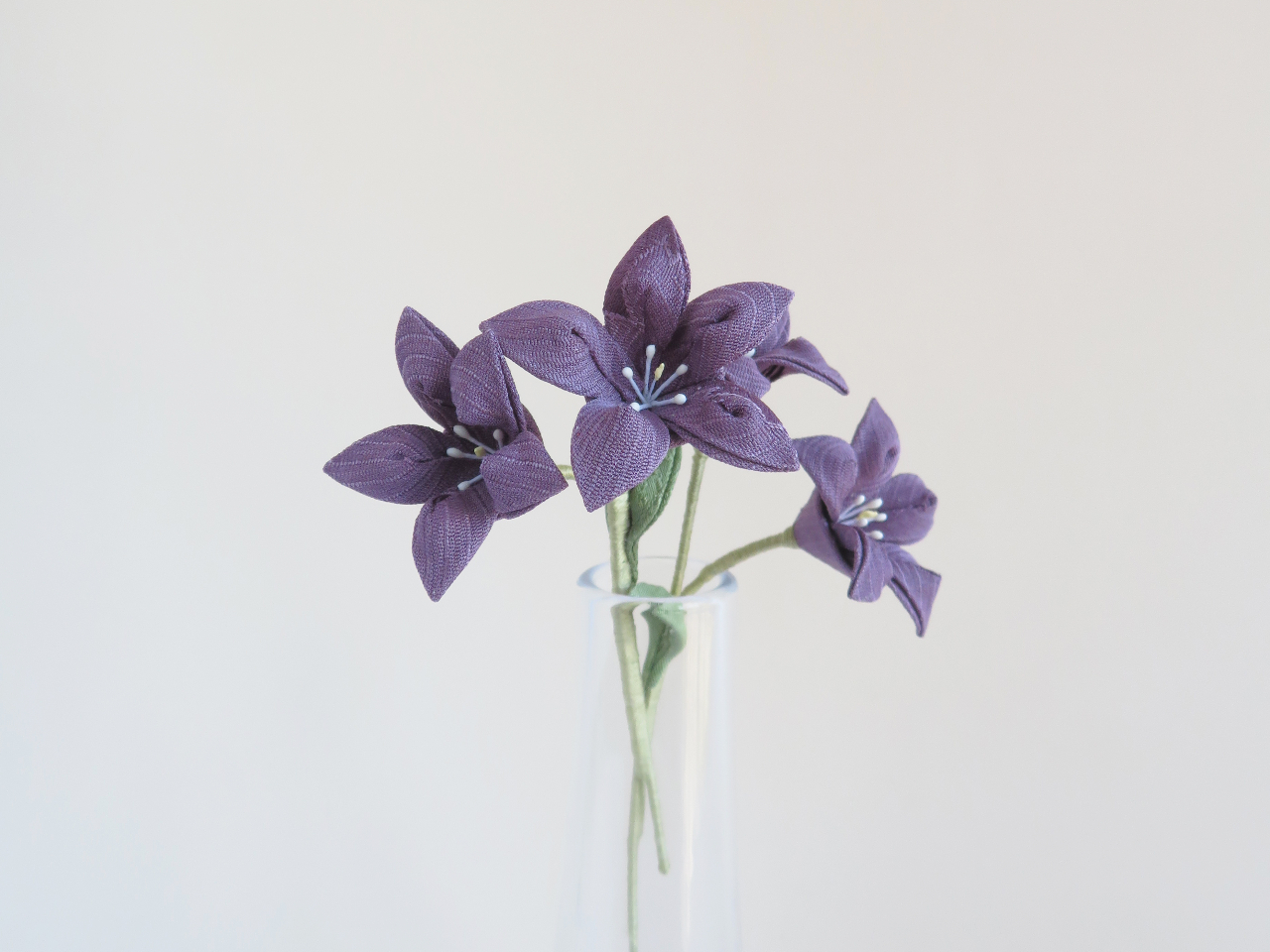 つまみ細工でつくる【髪飾りにもなる桔梗の一輪挿し】