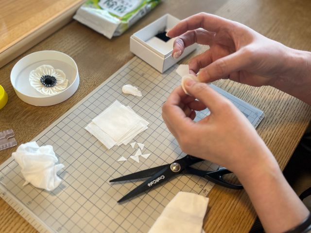 ピンセット、ハサミ、ノリを使ってお作りします。