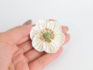 直径約5cmの手のひらサイズのブローチ