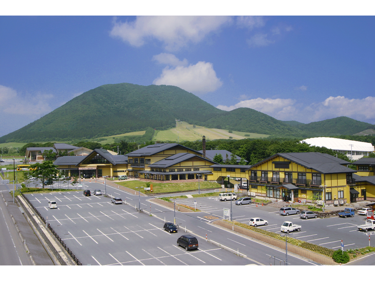 【加美富士】と呼ばれる薬莱山の麓には高原が広がり花々が彩ります。